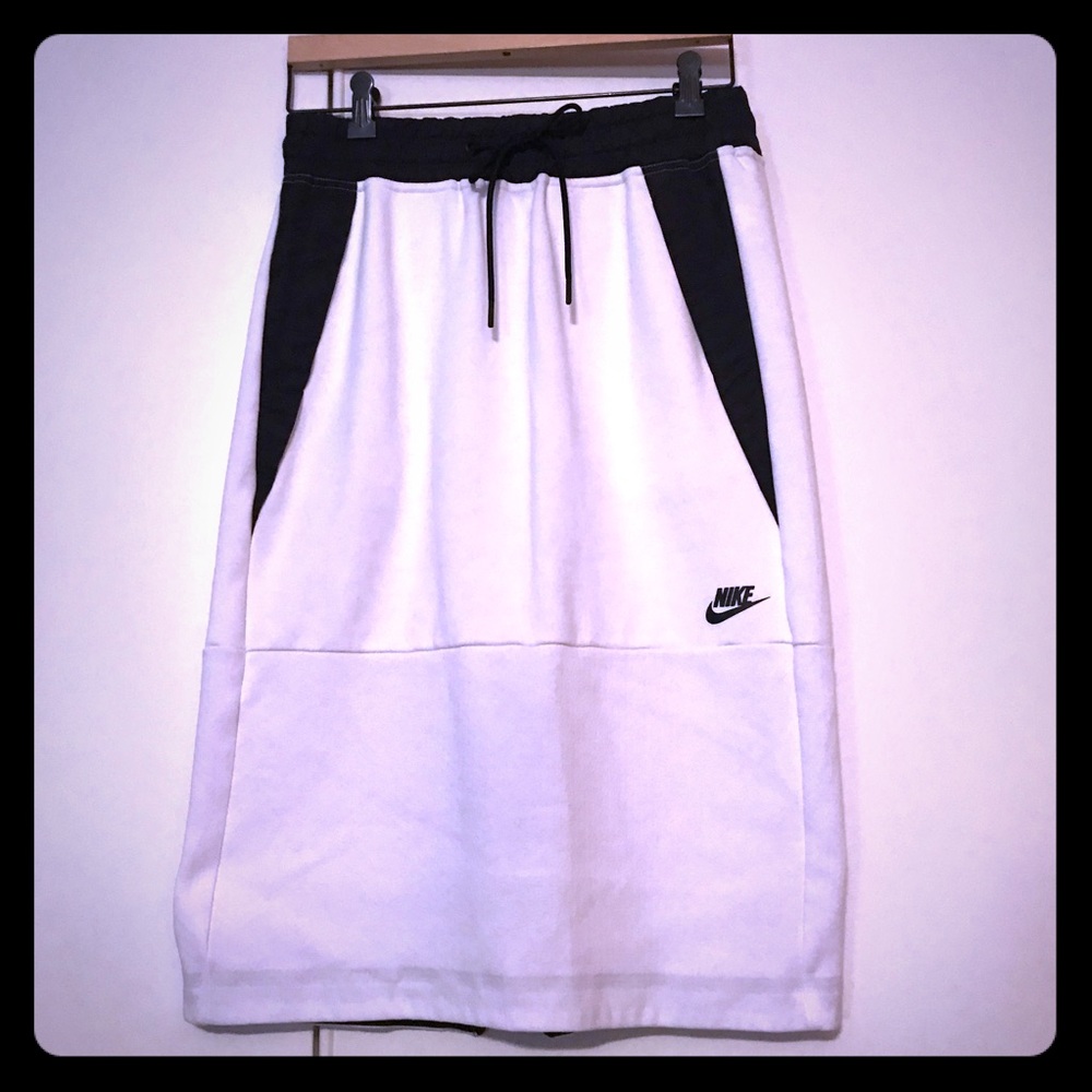 Nike women’s Tech Fleece Sportswear skirt